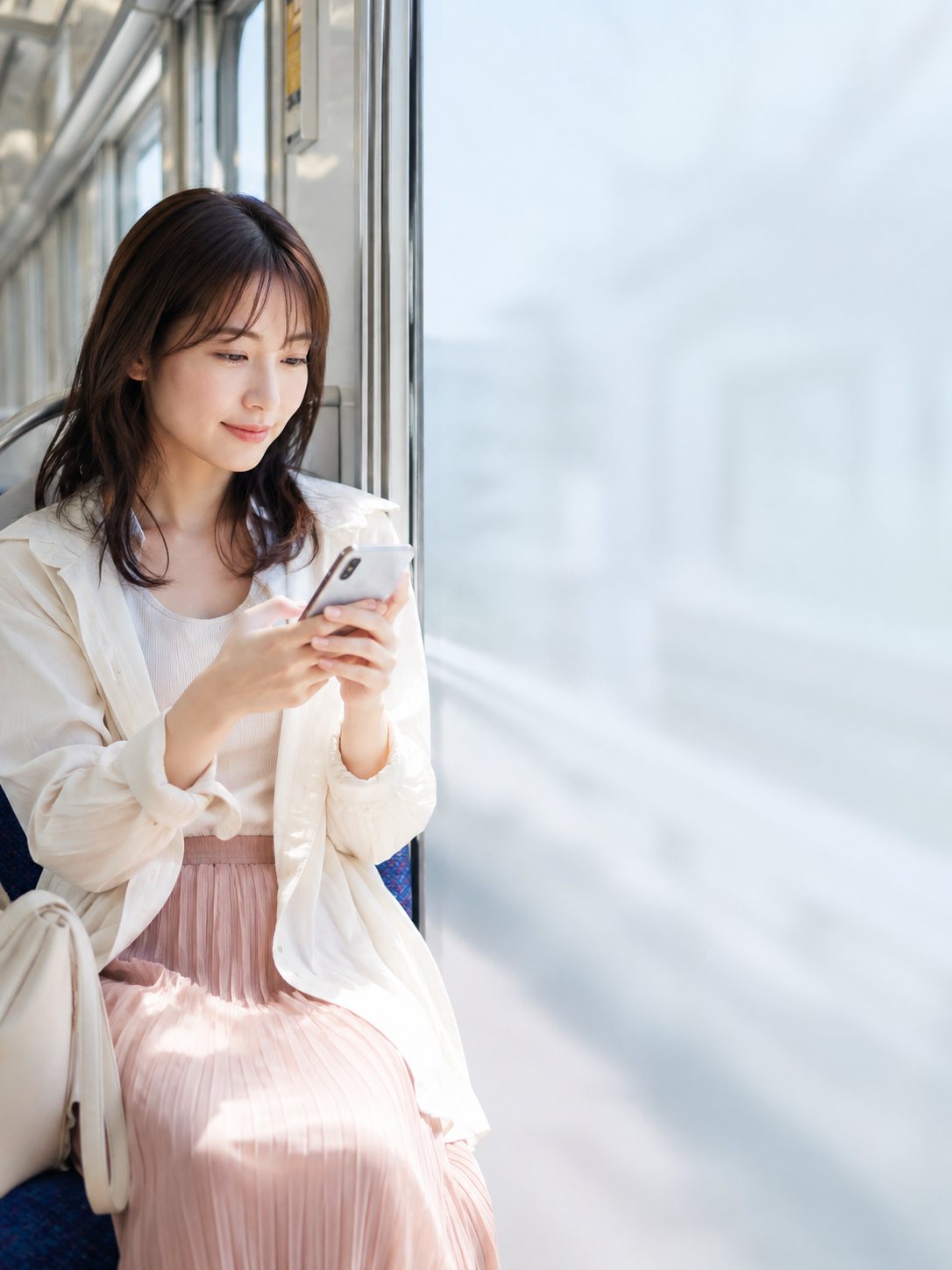 空いた時間にスマホを見ている様子